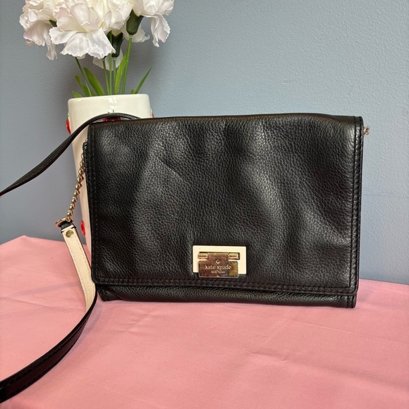 kate spade Handbags - Kate Spade Black Leather Envelope Crossbody Purse w/ Gold Chain Strap EUC